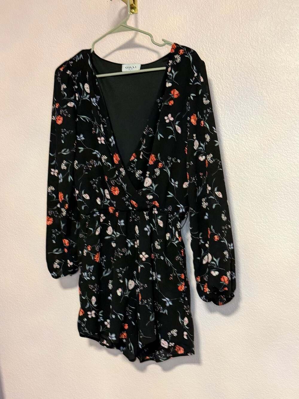 Gilli Floral Romper Size L Black Long Sleeve V-Neck